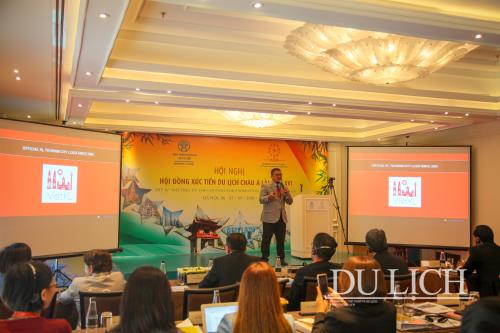 Giám đốc Sở Văn hóa, Nghệ thuật và Du lịch Kuala Lumpur (Malaysia) - Khairul Anuar Bin MHD.Juri trình bày tại hội nghị
